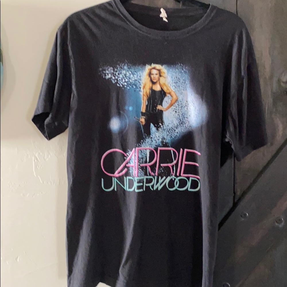 Carrie Underwood black short sleeve Concer…